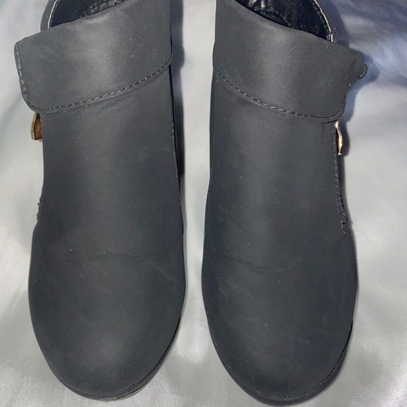 Cute Black Booties Size 1 - Picture 2 of 16